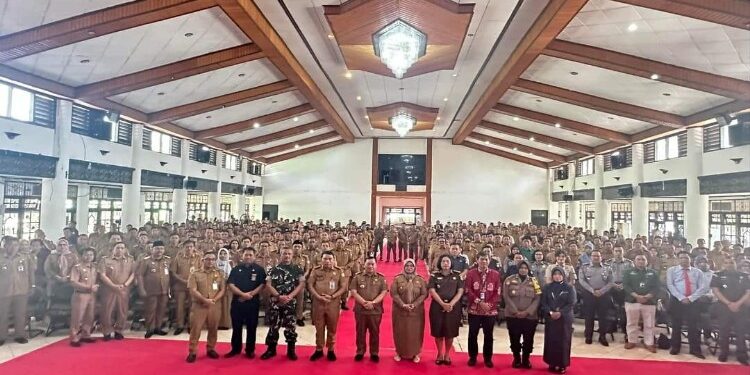FOTO: IST/MATA KALTENG - Kasi Intel Kejari Kotim, Nofanda dengan Kadis DPMD Kotim, Raihansyah.