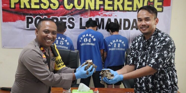 FOTO: IST/MATA KALTENG- Wakapolres Lamandau, Kompol Samsul Bahri saat memimpin pres rilis pengungkapan kasus pengiriman sisik trenggiling di Mapolres Lamandau.