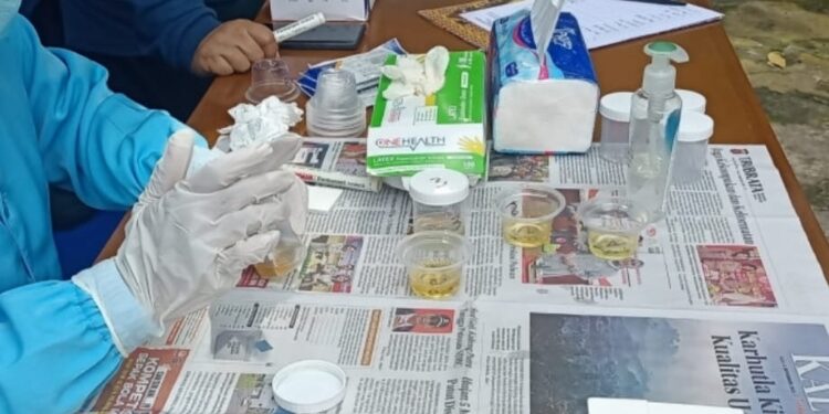 FOTO: IST/MATAKALTENG -
Kegiatan tes urine ASN dilingkup Kesbangpol Kotawaringin Barat.