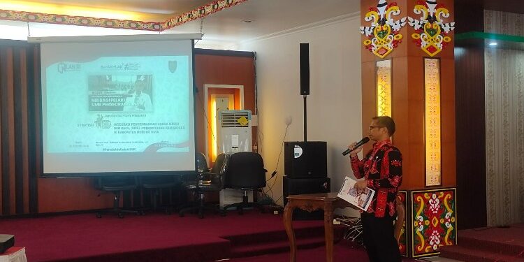 FOTO: MATAKALTENG - Staf Ahli Bupati Murung Raya Rahmat K Tambunan, AP saat memaparkan proyek perubahan Tirtaba untuk mengetas kemiskinan melalui kebijakan integrasi pengembangan Usaha Mikro Kecil pada kegiatan Pelatihan Kepemimpinan Nasional (PKN) II Angkatan XXXIV lauching bersama implementasi proyek perubahan peserta utusan pemerintah Kabupaten Murung Raya, Sabtu (9/12/2023).