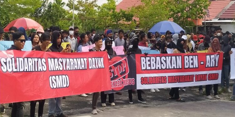 FOTO: RZL/MATAKALTENG - Puluhan masyarakat SMD, pada saat menggelar aksi di depan kantor Tipikor Palangka Raya.