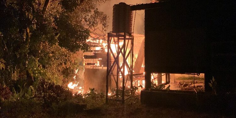 FOTO: MATAKALTENG - Kobaran api pada saat melahap dapur rumah makan warga.
