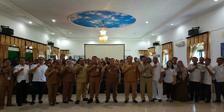 FOTO : DEVIANA/MATAKALTENG - Bupati Kotim Halikinnor saat bersama nakes, Selasa 12 Desember 2023.