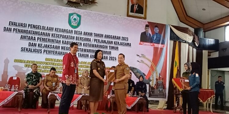 FOTO: DEVIANA/MATAKALTENG - Bupati Kotim Halikinnor saat menyerahkan DIPA pada Kejaksaan Negeri Kotim, Selasa 12 Desember 2023.