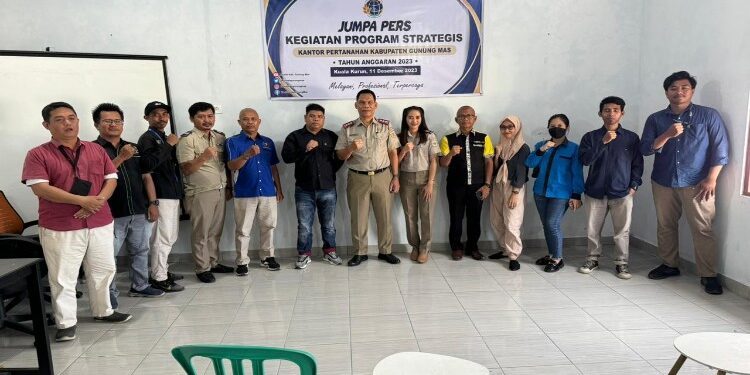 FOTO : MATA KALTENG - Kepala BPN Kabupaten Gumas M. Zubaidi Noor dan pegawai BPN, saat berfoto bersama dengan awak media, usai rapat program strategis tahun 2023, Selasa, 12 Desember 2023.