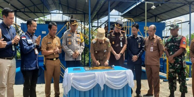 FOTO : DISKOMINFO SANTIK/MATA KALTENG - Bupati Gumas Jaya S Monong didampingi Kajari Sahroni, Kapolres AKBP Asep Bangbang Saputra, Kepala DPU Baryen, Direktur PDAM Gunung Mas Hendra Toendan, melakukan penandatanganan prasasti sebagai tanda diresmikannya IPA kapasitas 25 liter/detik, Selasa, 12 Desember 2023.