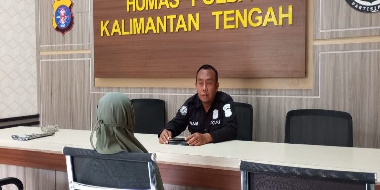FOTO: MATAKALTENG - Ketua Tim Virtual Police Bidhumas Polda Kalteng, Ipda H Shamsuddin, pada saat membina warga penyebar informasi bohong.