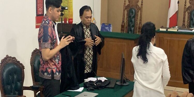 FOTO: RZL/MATAKALTENG - JPU KPK, Zaenurofiq, pada saat menghadiri sidang pembacaan putusan terdakwa kasus korupsi Ben Brahim dan Ary Egahni.