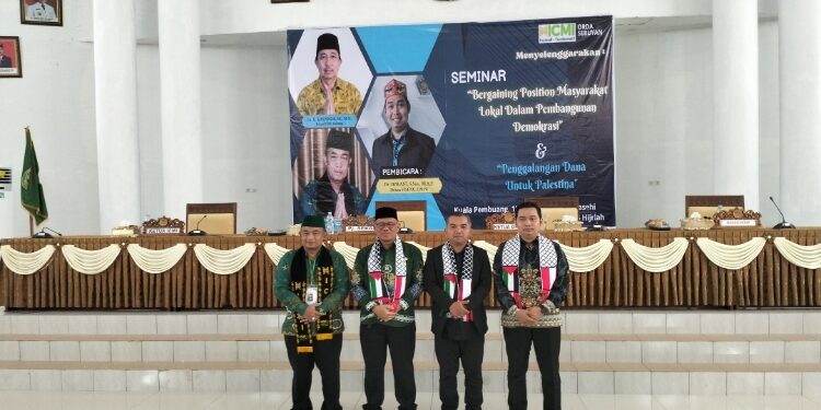 FOTO: ALDI/MATA KALTENG - Pj Sekda Seruyan, Bahrun Abbas (dua dari kiri) saat menghadiri seminar yang dilaksanakan oleh ICMI Orda Seruyan di Aula Gedung DPRD setempat.