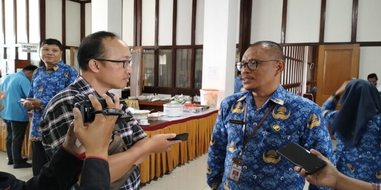 Pj Sekda Seruyan, Bahrun Abbas (kanan).