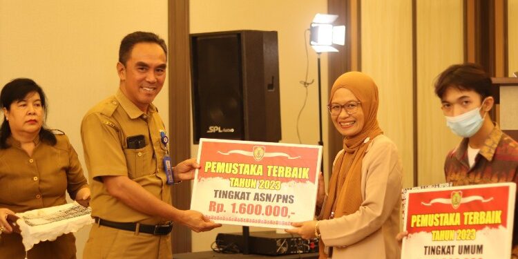 FOTO: MATAKALTENG - Penyerahan reward kepada pemustaka.