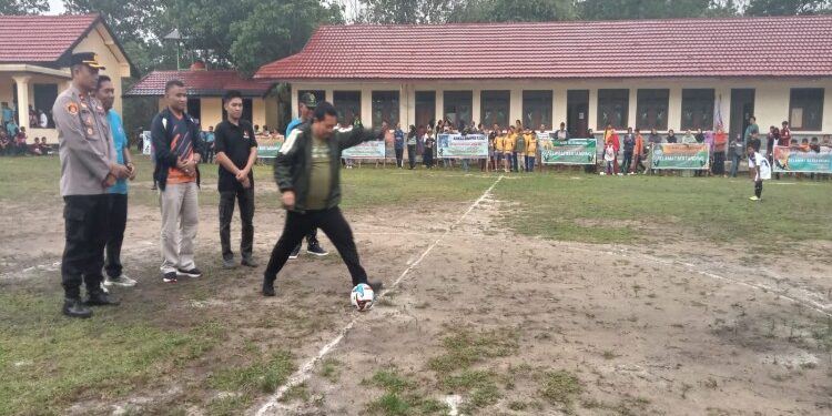 FOTO: AKH/MATAKALTTENG - Pj Bupati Sukamara Kaspinor saat membuka kegiatan Turnamen Sepakbola U12
.