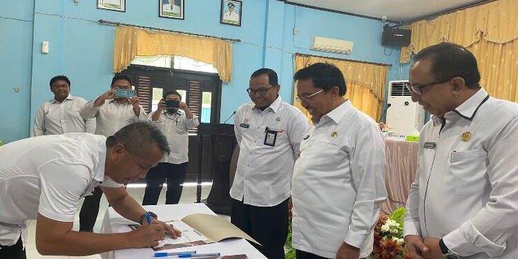 FOTO: AKH/MATAKALTENG - Penjabat Bupati Sukamara Kaspinor menyaksikan penandatanganan komitmen bersama stakeholder terkait perbaikan dan kualitas data.