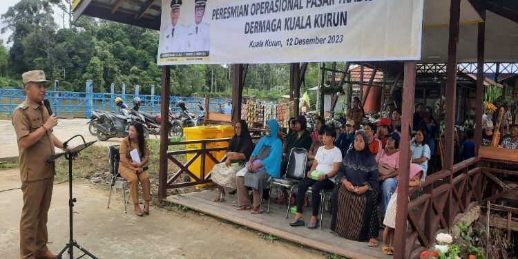 FOTO : DISKOMINFO SANTIK/MATA KALTENG - Bupati Gumas Jaya S Monong memberikan arahan kepada para pedagang yang berjualan di pasar tradisional dermaga kuala kurun, Selasa, 12 Desember 2023.