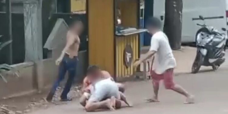 FOTO: IST/MATA KALTENG - Tangkap layar yang memperlihatkan dua orang pemuda terlibat perkelahian diduga masalah asmara di Kecamatan Parenggean. Selasa, 12 Desember 2023.
