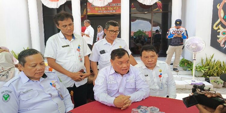 FOTO: DEVIANA/MATAKALTENG - Bupati Kotim Halikinnor didampingi Sekda Fajrurrahman dan sejumlah Kepala dinas, Rabu 13 Desember 2023.