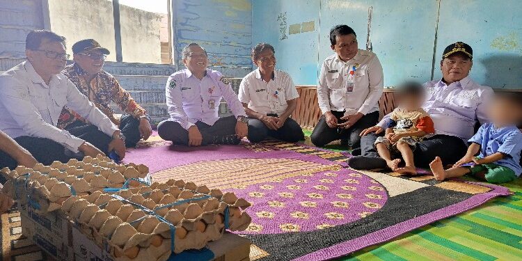 FOTO : DEVIANA/MATAKALTENG - Bupati Kotim Halikinnor dan pejabat lainnya saat menyerahkan telur dan susu, Rabu 13 Desember 2023.
