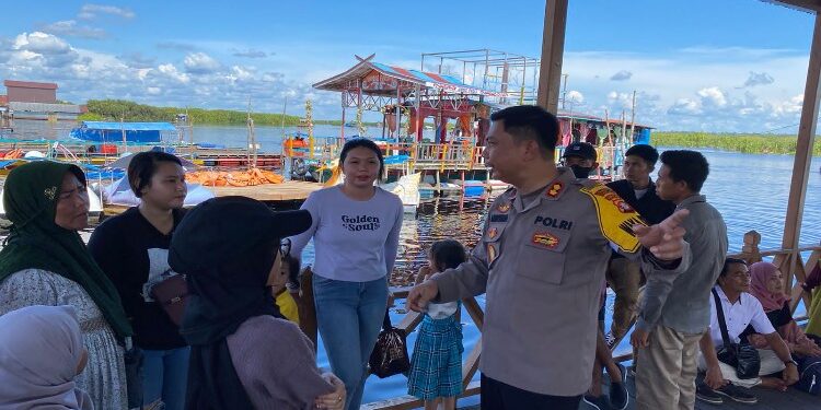 FOTO: RZL/MATAKALTENG - Wakapolresta Palangka Raya, AKBP Andiyatna, pada saat mengedukasi masyarakat.