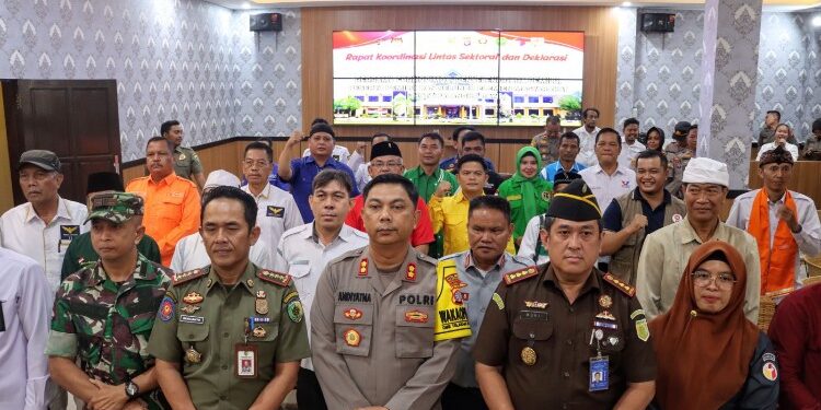 FOTO: RZL/MATAKALTENG - Jajaran Polresta Palangka Raya bersama lintas sektoral, parpol dan masyarakat, saat berfoto bersama usai melaksanakan deklarasi damai.