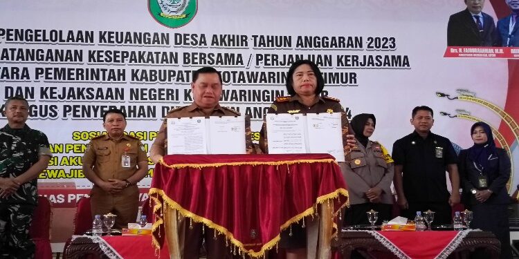 FOTO : DEVIANA/MATAKALTENG - Bupati Kotim Halikinnor bersama Kepala Kejaksaan Negeri Kotim saat menunjukkan MOU, belum lama ini.