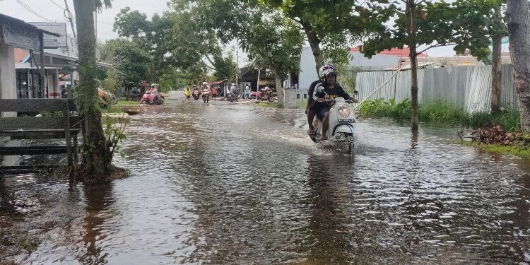 FOTO: DIAN/MATA KALTENG - Banjir yang terjadi di Jalan Suprapto Selatan, Sampit.