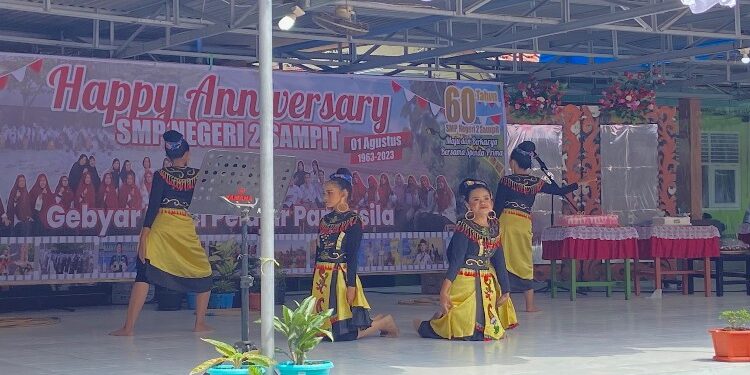 FOTO: DIAN/MATA KALTENG - Sejumlah siswi yang menarikan tarian daerah dalam acara ulang tahun sekolah di SMP N 2 Sampit.