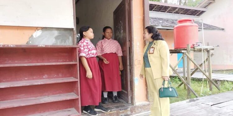 FOTO : RAYANIATIE DJANGKAN/MATA KALTENG - Anggota DPRD Kabupaten Gumas Rayaniatie Djangkan berbincang dengan para murid SDN Tewai Baru, Kecamatan Sepang, belum lama ini.