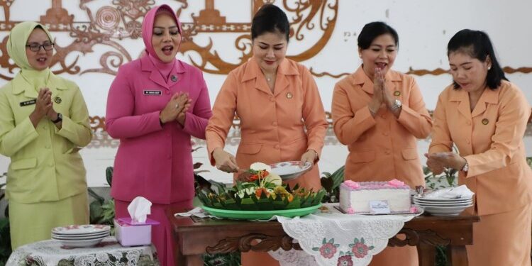 FOTO : DISKOMINFO SANTIK/MATA KALTENG - Ketua DWP Kabupaten Gumas Susie Andrianie Richard, Ketua TP-PKK Mimie Mariatie Jaya S Monong, dan Ketua Bhayangkari Indah Asep, ketika melakukan pemotongan tumpeng pada perayaan HUT DWP ke-24 tahun 2023, di GPU Damang Batu, Selasa, 12 Desember 2023.
