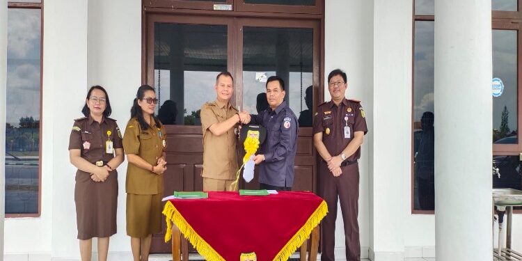 FOTO : DISKOMINFO SANTIK/MATA KALTENG - Bupati Gumas Jaya S Monong didampingi Sekretaris BKAD Rosalia, menyerahkan surat perjanjian dan berita acara serah terima hibah barang kepada Kajari Sahroni dan anggota Bawaslu Agus Praptomo Cahyo, di halaman kantor bupati setempat, Selasa, 12 Desember 2023.