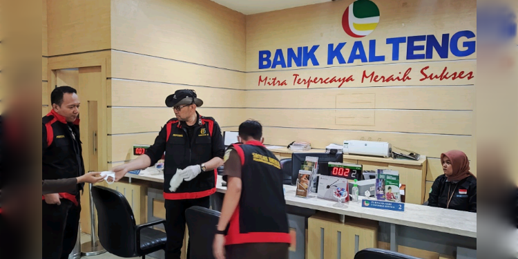 FOTO: IST/MATAKALTENG - Tim Penyidik Kejari Sukamara melakukan penggeledahan ke PT. Bank Kalteng dan ULP (Unit Layanan Pengadaan) Kabupaten Sukamara.
