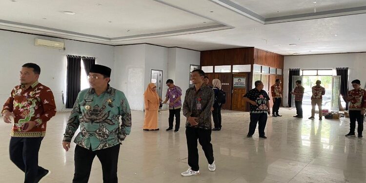 FOTO: AKH/MATAKALTENG - Pj Bupati Sukamara bersama Sekda Sukamara saat melihat kondisi gedung Gawi Barinjam yang akan digunakan sebagai Gedung MPP Sukamara.