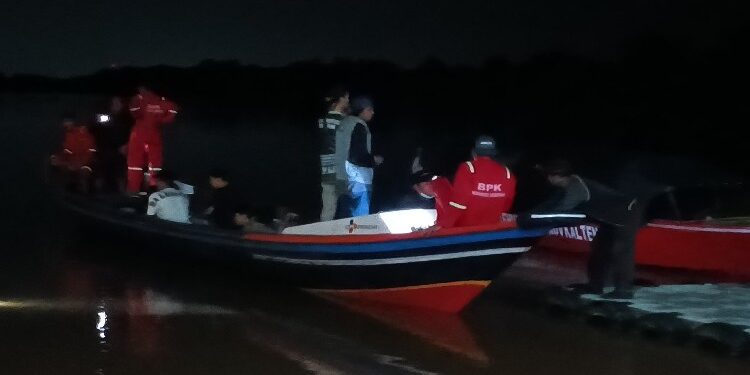 FOTO: RZL/MATAKALTENG - Para tim gabungan pada saat melakukan pencarian korban.