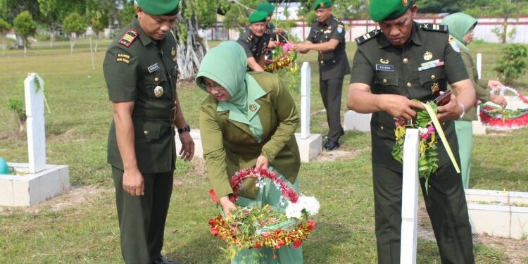 FOTO: IST/MATA KALTENG- Anggota Kodim 1015 Sampit saat berkunjung ke Taman Makam Pahlawan untuk memperingati Hari Juang TNI AD.