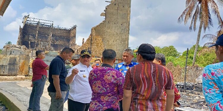 FOTO: DEVIANA/MATAKALTENG - Bupati Kotim Halikinnor saat meninjau lokasi kebakaran, Kamis 13 Desember 2023.