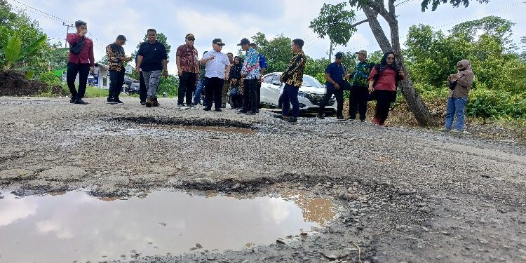 FOTO: DEVIANA/MATAKALTENG - Bupati Kptim dan rombongan saat meninjau Jalan Sampit- Samuda, Kamis 13 Desember 2023.