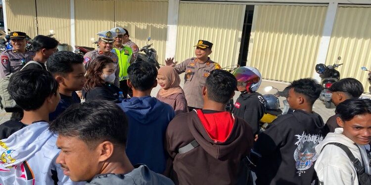 FOTO: RZL/MATAKALTENG - Wakapolresta Palangka Raya, AKBP Andiyatna, pada saat memberikan imbauan kepada warga.