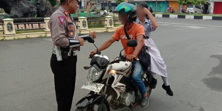 FOTO: RZL/MATAKALTENG - Kasat Lantas Polresta Palangka Raya, AKP Salahiddin, pada saat menegur para pelanggar lalu lintas.
