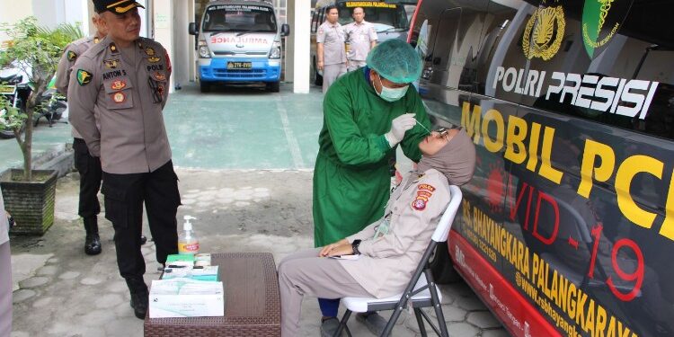 FOTO: RZL/MATAKALTENG - Karumkit Bhayangkara Tingkat III Palangka Raya, Kompol dr Anton Sudarto, pada saat memantau para personelnya dilakukan tes swab.