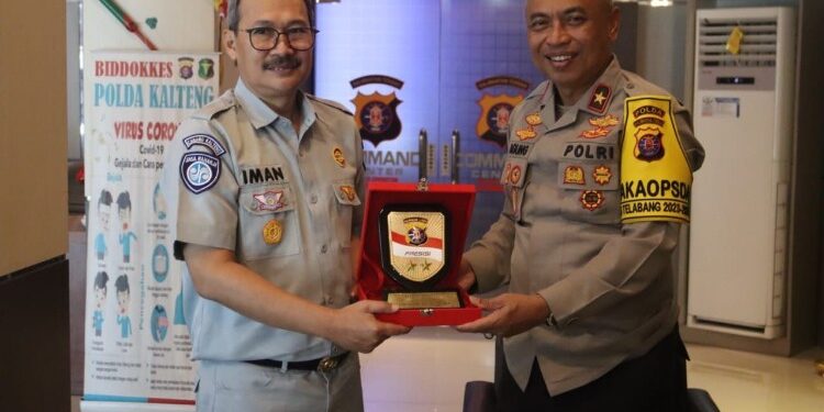FOTO: RZL/MATAKALTENG - Wakapolda Kalteng, Brigjen Pol Mohammad Agung Budijono, saat menyerahkan cinderamata kepada Kepala PT Jasa Raharja, Iman Raharja.