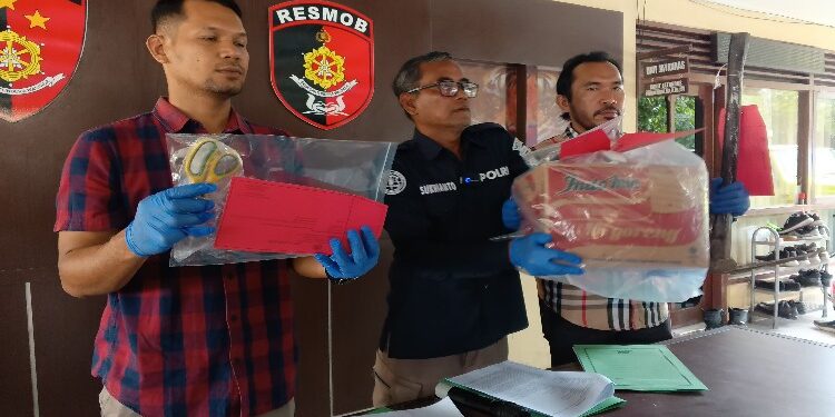 FOTO: RZL/MATAKALTENG - Kasat Reskrim Polresta Palangka Raya, pada saat menunjukkan barang bukti.