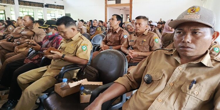 FOTO : DOK DEVIANA/MATAKALTENG - Kades saat mengikuti kegiatan yang digelar Pemkab Kotim, belum lama ini.