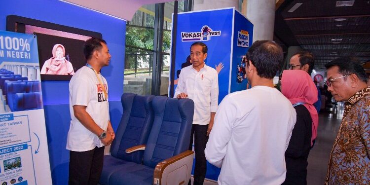 FOTO: IST/MATA KALTENG - Siswa SMK saat memamerkan kursi kereta api eksekutif kepada Presiden RI dalam festival kampus merdeka belum lama ini.