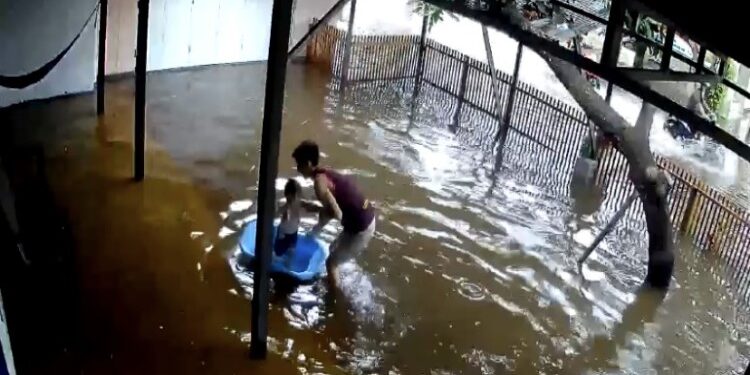 FOTO: DOK/MATA KALTENG - Kondisi banjir di jalan Teratai 4 yang memasuki rumah warga.
