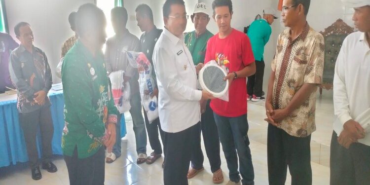 FOTO: AKH/MATAKALTENG - Penjabat Bupati Sukamara Kaspinor saat menyerahkan bantuan hibah kepada nelayan.