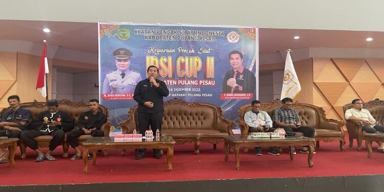 FOTO : AND/MKT - Ketua IPSI Kabupaten Pulang Pisau, H Ahmad Jayadikarta saat memberikan sambutan sekaligus membuka kejuaraan IPSI Cup II Pulang Pisau.