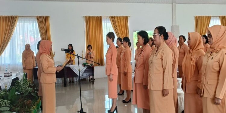 FOTO : DWP GUMAS/MATA KALTENG - Ketua DWP Provinsi Kalteng Anitha Nuryakin ketika mengukuhkan PAW DWP Kabupaten Gumas, Kamis, 14 Desember 2023.