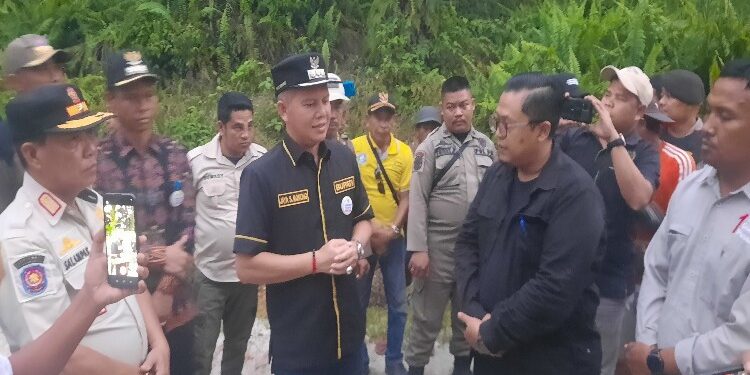 FOTO : SID/MATA KALTENG - Bupati Gumas Jaya S Monong ketika berbincang dengan manajemen PT ATA di areal kebun, Kamis, 14 Desember 2023 malam.