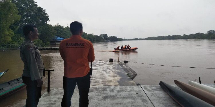 FOTO: RZL/MATAKALTENG - Tim SAR Gabungan, pada saat melakukan penyisiran korban tenggelam.