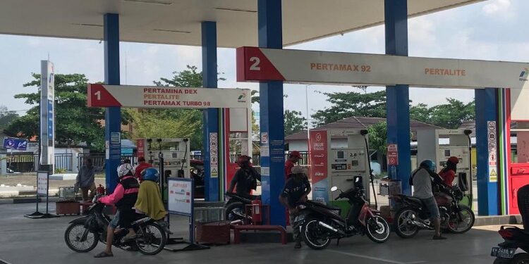 FOTO: AGUS/MATA KALTENG - SPBU yang diduga menjadi tempat langsir mobil yang terbakar di Jalan Cristopel Mihing.
