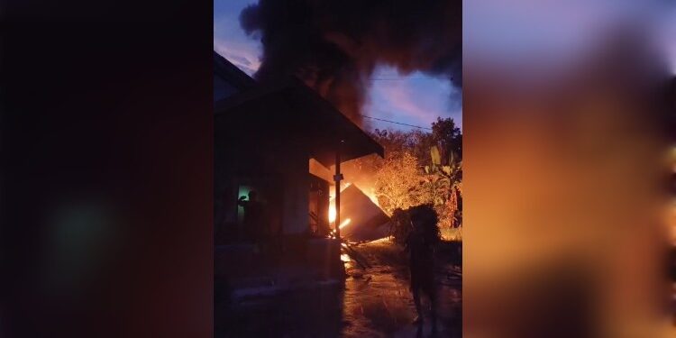 FOTO: IST/MATA KALTENG - Satu unit rumah yang mengalami kebakaran di Jalan Dewi Sartika, Kecamatan Mentawa Baru Ketapang, Kota Sampit. Kamis, 14 Desember 2023 malam.